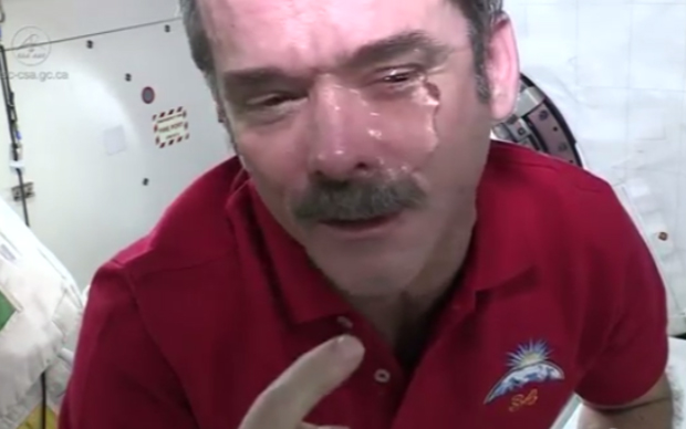 larmes en vrai dans l’espace